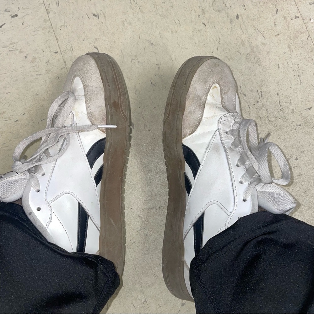 Reebok White and Gray Athletic Shoes well loved - Picture 2 of 6
